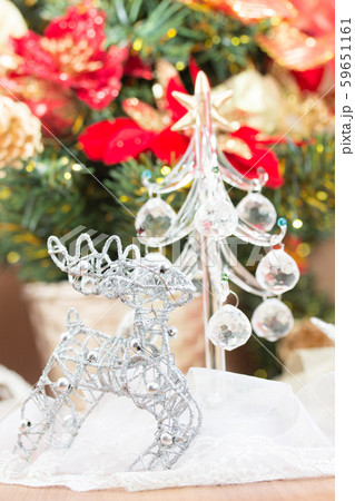 ガラスのクリスマスツリーとトナカイのオブジェ 59651161