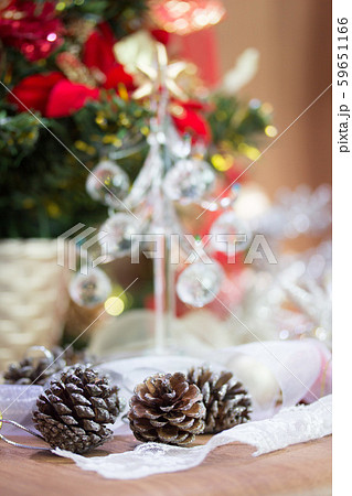 ガラスのクリスマスツリーとオーナメント 59651166