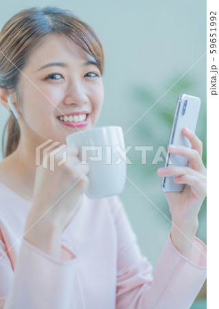 若い女性 スマホ イヤホン 若い女性 スマホ イヤホン 59651992
