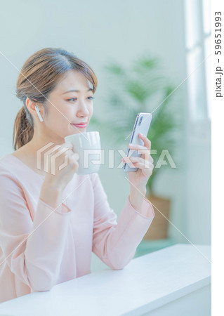 若い女性 スマホ イヤホン 若い女性 スマホ イヤホン 59651993