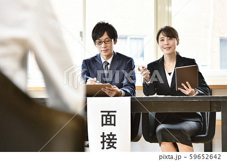 面接試験　イメージ　男女ふたりの面接官 59652642
