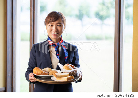 レストランで働くウェイトレス(パン) レストランで働くウェイトレス(パン) 59654835