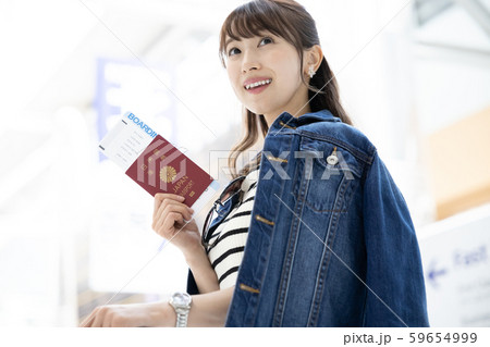 女性　ポートレート　空港 59654999