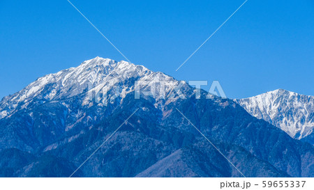 大町市・鷹狩山から望む秋の蓮華岳（左）と赤沢岳（右） 59655337