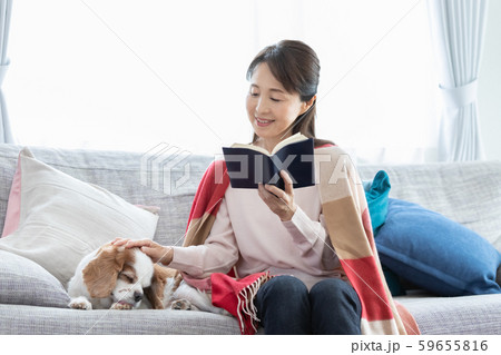 ミドル女性　読書 59655816