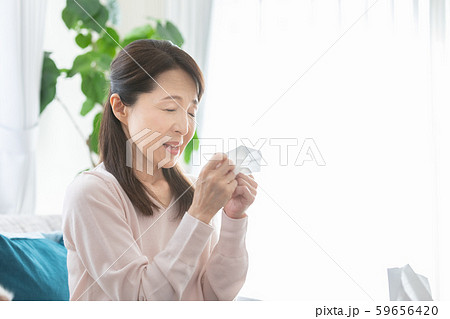 ミドル女性　体調不良　 59656420