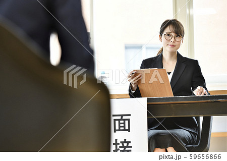 面接　イメージ　女性の試験官と受験者の後ろ姿 59656866