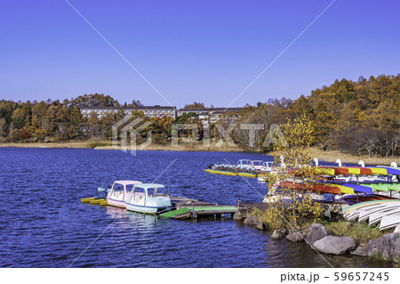 長野県 蓼科 女神湖の紅葉 ボート乗り場の写真素材