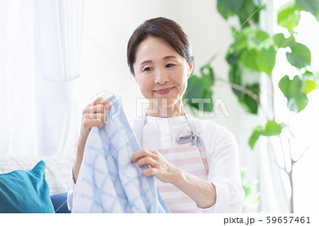 ミドル女性 洗濯物 ミドル女性 洗濯物 59657461