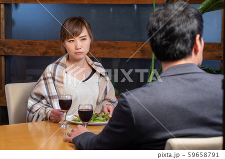 レストランで食事する男女 レストランで食事する男女 59658791