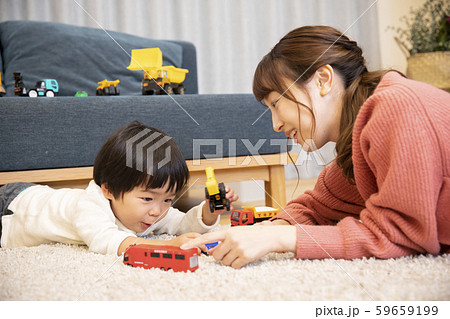 家　親子　お母さん　子供　遊ぶ　車　おもちゃ 59659199