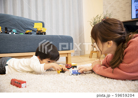家　親子　お母さん　子供　遊ぶ　車　おもちゃ 59659204