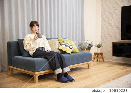 女性　ホットドリンク　マグカップ　飲む 59659223