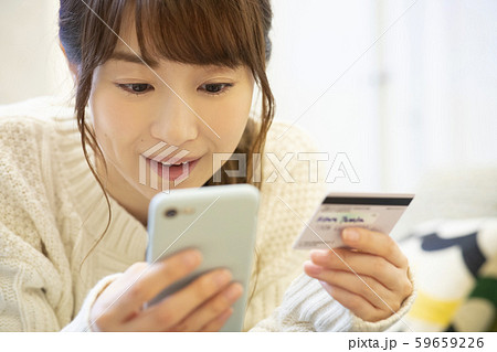 女性 ニット 寝転ぶ スマホ スマートフォン 携帯 携帯電話 カード クレジットカード 女性 ニット 寝転ぶ スマホ スマートフォン 携帯 携帯電話 カード クレジットカード 59659226