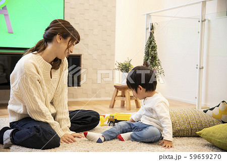 家　親子　お母さん　子供　遊ぶ　車　おもちゃ 59659270