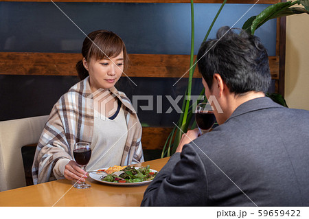 レストランで食事する男女 59659422