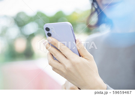女性　屋外　スマホ　スマートフォン　携帯　携帯電話 59659467
