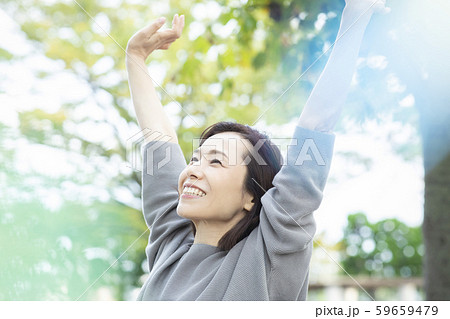 女性 屋外 ストレッチ 伸びる 女性 屋外 ストレッチ 伸びる 59659479