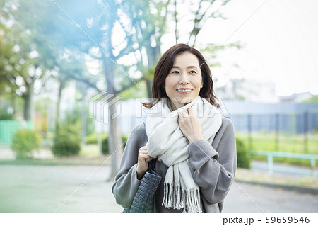 女性 マフラー 屋外 冬 女性 マフラー 屋外 冬 59659546