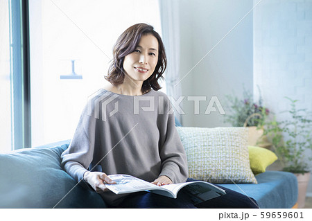 リビング　女性　読書　雑誌 59659601