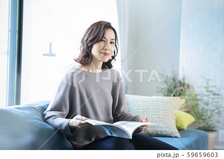 リビング　女性　読書　雑誌 59659603
