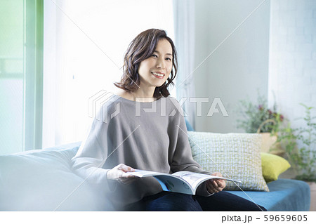 リビング 女性 読書 雑誌 リビング 女性 読書 雑誌 59659605