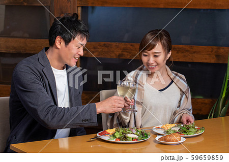 レストランで食事する男女 59659859