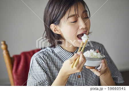 女性 ライフスタイル 食事 女性 ライフスタイル 食事 59660541