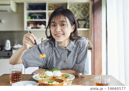 女性　ライフスタイル　食事 59660577