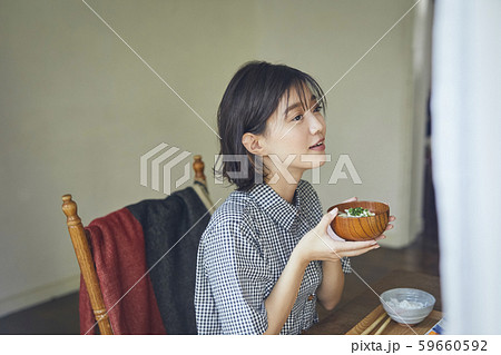 女性　ライフスタイル　食事 59660592