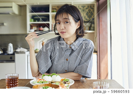 女性　ライフスタイル　食事 59660593