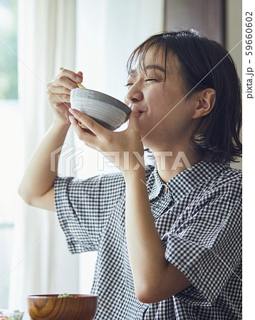 女性　ライフスタイル　食事 59660602