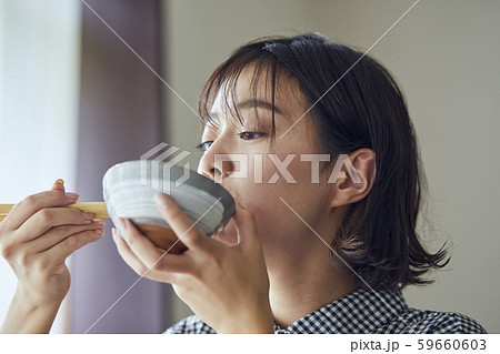 女性　ライフスタイル　食事 59660603