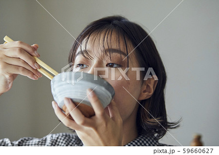 女性　ライフスタイル　食事 59660627