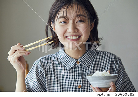 女性 ライフスタイル 食事 女性 ライフスタイル 食事 59660685