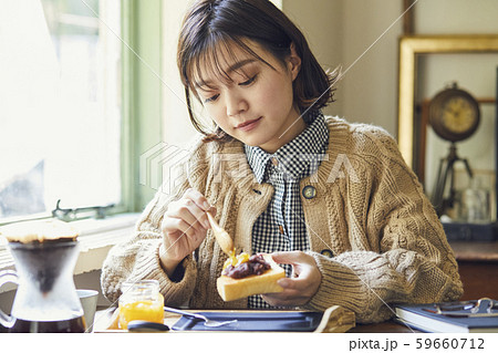 女性　ライフスタイル　食事 59660712