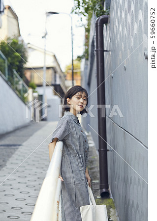 女性　ライフスタイル　お出かけ 59660752