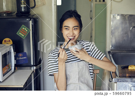 女性　ライフスタイル　食事 59660795