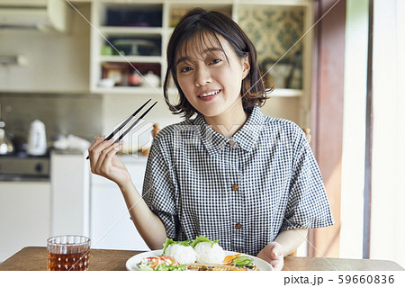 女性　ライフスタイル　食事 59660836