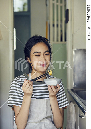 女性　ライフスタイル　食事 59660837