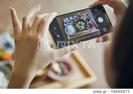 女性　ライフスタイル　食事 59660875