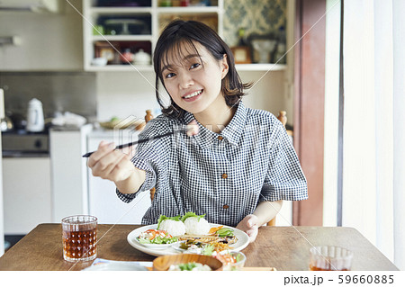 女性　ライフスタイル　食事 59660885