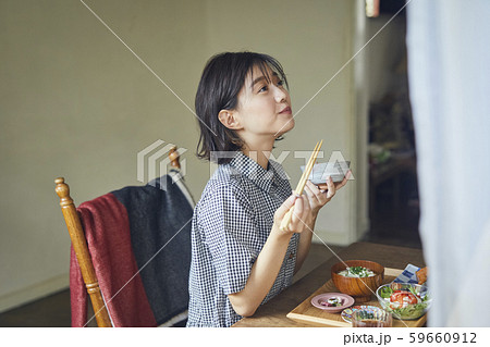 女性　ライフスタイル　食事 59660912
