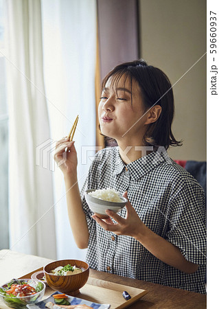 女性　ライフスタイル　食事 59660937