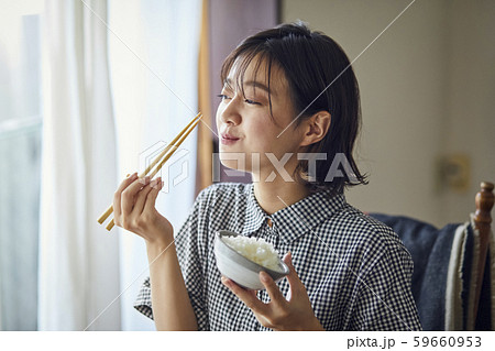 女性　ライフスタイル　食事 59660953