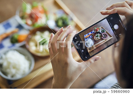 女性　ライフスタイル　食事 59660960