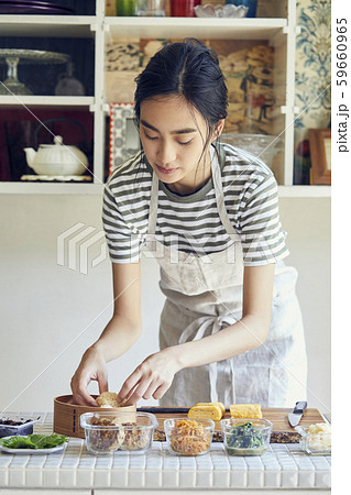 女性　ライフスタイル　お弁当作り 59660965