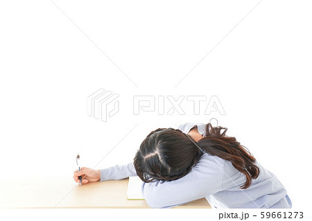 勉強をサボる若い女子学生 59661273