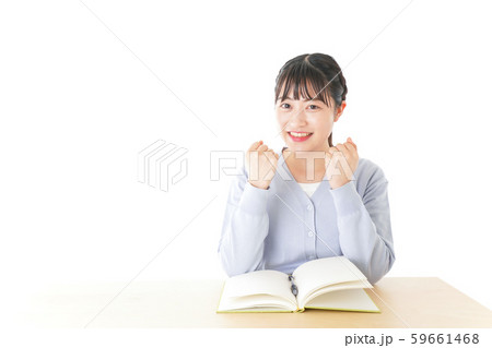 理解をして喜ぶ若い女子学生 59661468