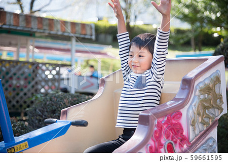 乗り物に乗る男の子 乗り物に乗る男の子 59661595